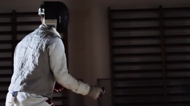 Man In Fencing Mask Thrusting With Foil — Vídeo de Stock