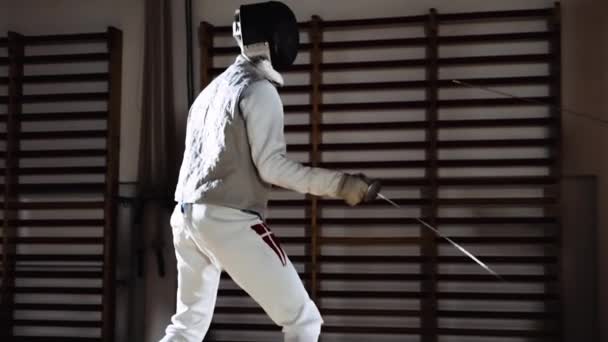 Mannen met schermmaskers die met folie in het duel steken — Stockvideo