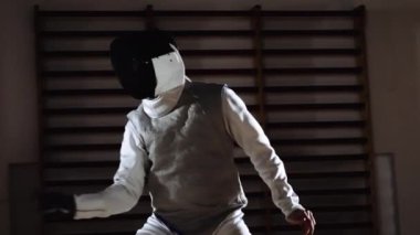 Eskrim Maskeli Adamlar Maskeyi Çıkarmadan Önce Düelloda Folyolarla İtişiyor