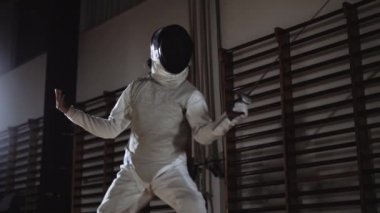 Eskrim Maskeli Adam Düello Rakibi Sonra Saldırıya Kaçıyor