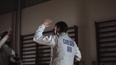 Eskrimci Çak Beşlik Rakip ve Gülümseyen