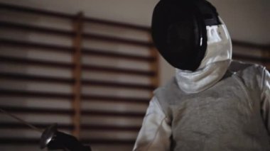 Eskrimci Maskeyi Çıkarmadan Önce Rakibine Baskı Yapıyor