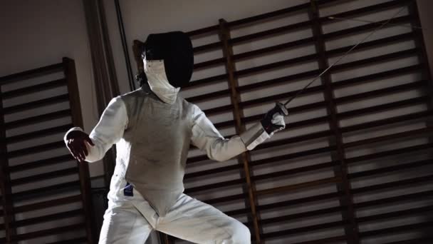 Чоловіки в фехтування маски бігають і тягнуть з фольгою — стокове відео