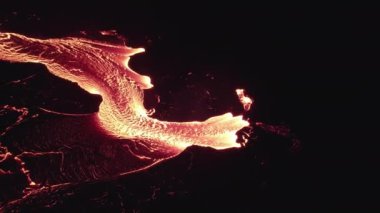 Patlayan Volkandan Akan Erimiş Lavın Üzerinde İHA