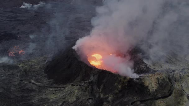 Drónlövedék füstből és lávából a kitörő vulkánból — Stock videók