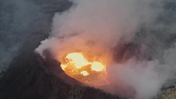 Drone Shot van rook en Lava van het uitbarsten van vulkaan — Stockvideo