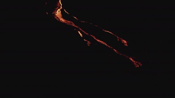 Drone sobre o fluxo de lava derretida do vulcão rompendo — Vídeo de Stock