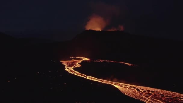 Drone Over Flowing Gesmolten Lava van het uitbarsten van de vulkaan — Stockvideo