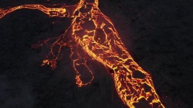 Erimiş lav akıntısının üzerinden insansız hava aracı uçuşu Volkandan akıyor