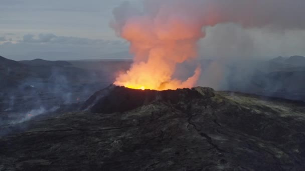 Drone vlucht naar vulkaan uitbarsten met rook en Lava — Stockvideo