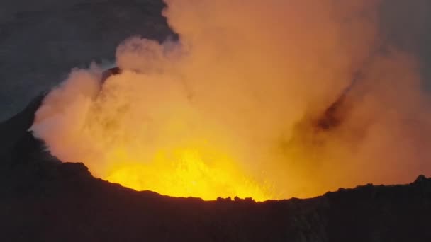 Беспилотник вулкана, извергающийся дымом и расплавленной лавой — стоковое видео