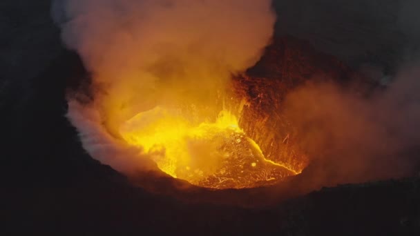 Drone de vulcão rompendo com fumaça e lava derretida — Vídeo de Stock