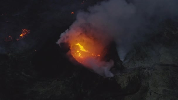Drone of Volcán Erupción con humo y lava fundida — Vídeos de Stock