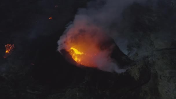 Дрони вулканічного виверження з димом і розплавленою лавою — стокове відео