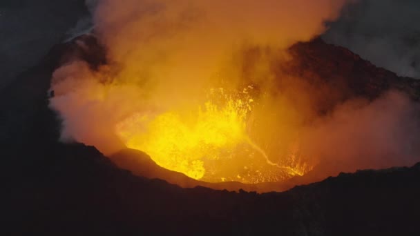 A vulkánkitörés drónja füsttel és olvadt lávával. — Stock videók