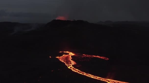 Drone s'élevant au-dessus du ruisseau de lave fondue qui coule du volcan — Video