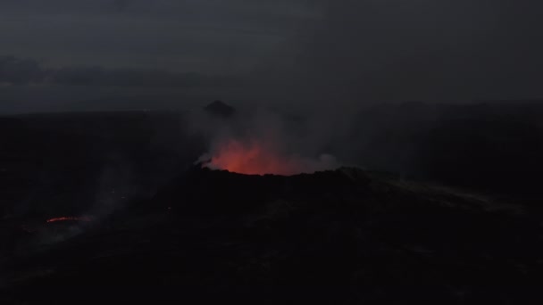 Rauchdrohne aus Vulkan von Lava erleuchtet — Stockvideo