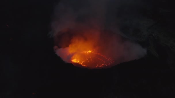 Дрони диму і розплавленої лави від виверження вулкану — стокове відео