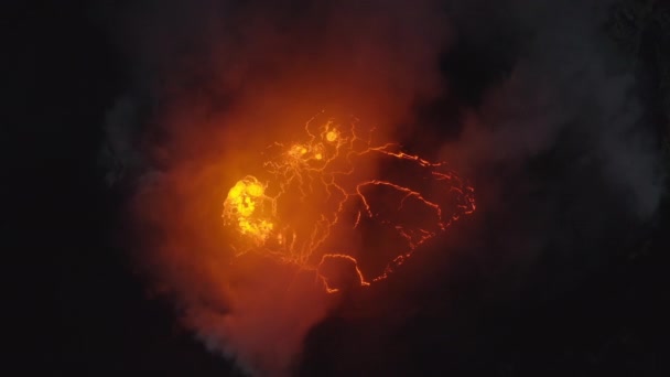 煙と溶融溶岩で噴火する火山のドローン — ストック動画