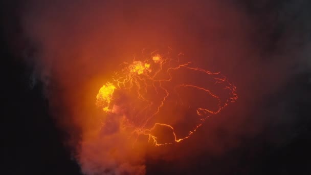 Drone van vulkaan uitbarsten met rook en gesmolten Lava — Stockvideo