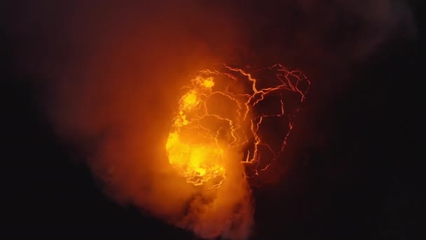 Drone de vulcão rompendo com fumaça e lava derretida — Vídeo de Stock