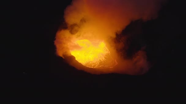 Drönare av vulkanutbrott med rök och smält lava — Stockvideo