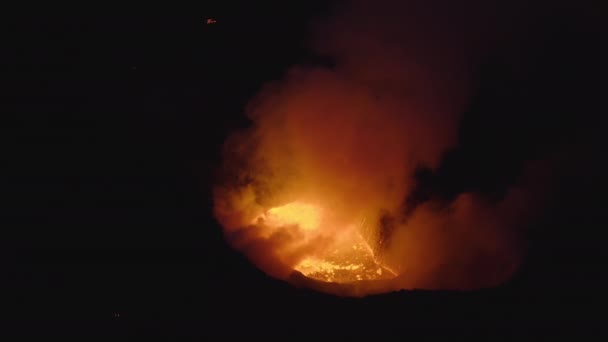 煙と溶融溶岩で噴火する火山のドローン — ストック動画