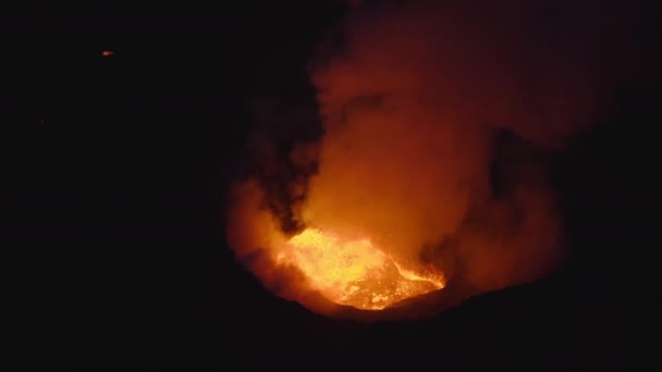 Drönare av vulkanutbrott med rök och smält lava — Stockvideo