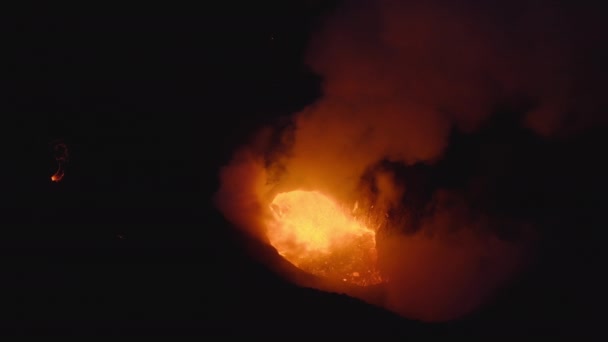 Dron sopky vybuchující s kouřem a roztavenou lávou — Stock video