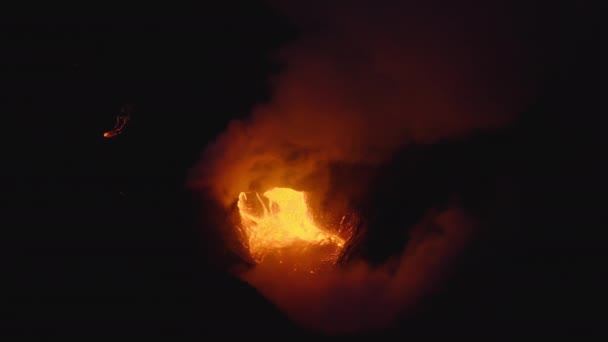 Drönare över smält kaldera av utbrott vulkan — Stockvideo