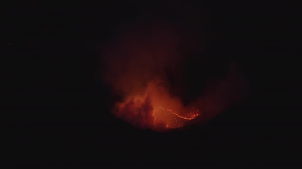 Drone over gesmolten Caldera van het uitbarsten van de vulkaan — Stockvideo