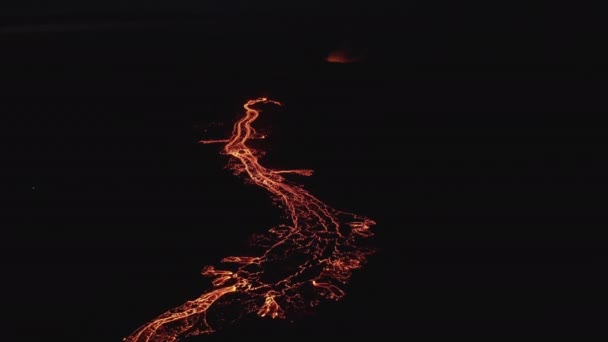 Drone sobre rio em movimento de lava derretida do vulcão em erupção — Vídeo de Stock