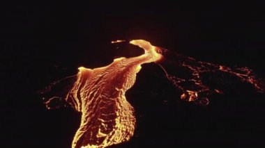 Erimiş Lavların Volkan Patlamasından Taşıyıcı Nehir Üzerindeki Drone