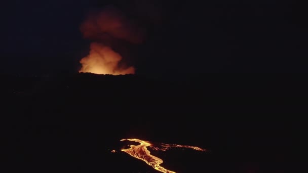 Drone sobre rio em movimento de lava derretida rumo ao vulcão em erupção — Vídeo de Stock