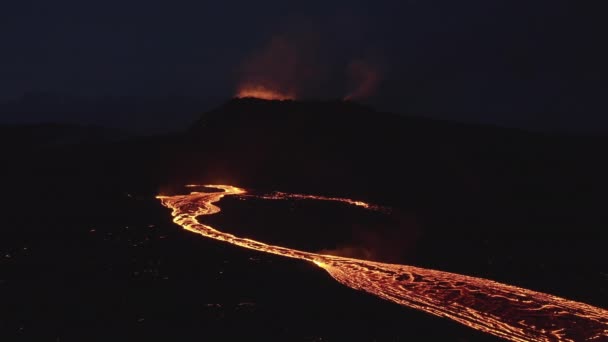 Drone sur la rivière en mouvement de lave fondue du volcan en éruption — Video