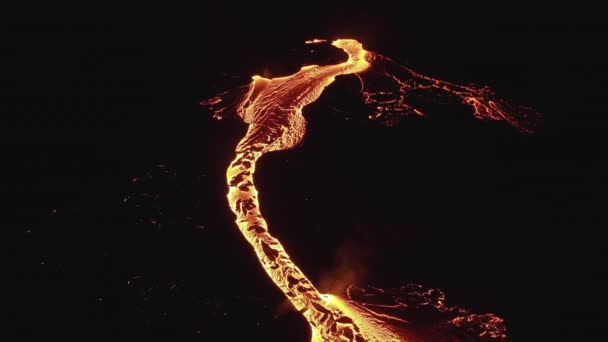 Drone sobre rio em movimento de lava derretida do vulcão em erupção — Vídeo de Stock