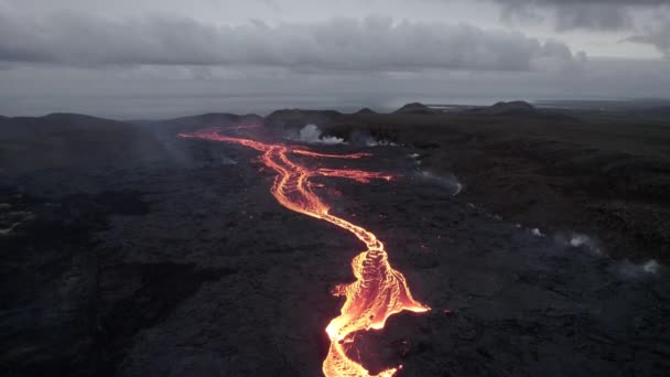 Drone sul fiume che scorre di lava fusa — Video Stock
