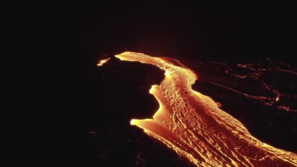 Drone over Moving River of Olvadt Lava A kitörő vulkán — Stock videók