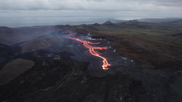 Drone πάνω από ρέοντας ποταμός του λιωμένου Lava στο τοπίο — Αρχείο Βίντεο