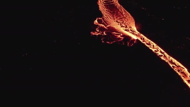 Drone sur la rivière qui coule de lave fondue du volcan en éruption — Video