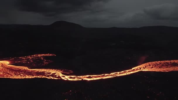 Drone över flytande floden smält Lava från utbrott vulkan — Stockvideo