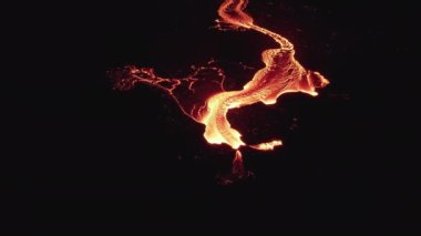 Erimiş Lavın Akan Nehrinin Üzerinde Uçan İnsansız Hava Aracı Volkan Patlamasından