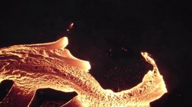 Erimiş Lavın Akan Nehrinin Üzerinde Uçan İnsansız Hava Aracı Volkan Patlamasından