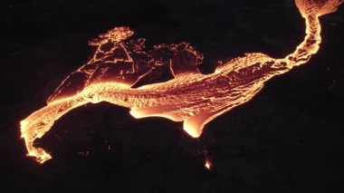 Erimiş Lavın Akan Nehrinin Üzerinde Uçan İnsansız Hava Aracı Volkan Patlamasından