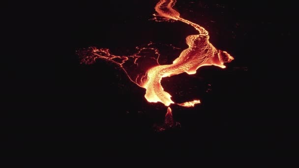 Dron nad płynącą rzeką płynącej lawy z wybuchu wulkanu — Wideo stockowe