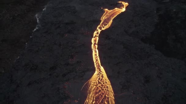 Drone sobre o rio de fluxo de lava derretida do vulcão em erupção — Vídeo de Stock