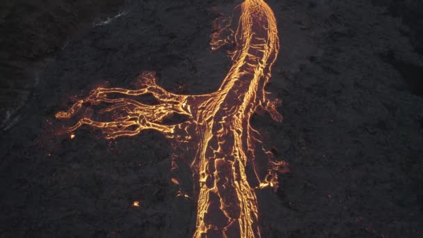 Drone sobre el río que fluye de lava fundida del volcán Erupting — Vídeos de Stock