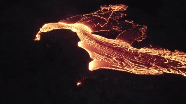 Беспилотник над рекой расплавленной лавы от извержения вулкана — стоковое видео