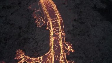 Erimiş Lavın Akan Nehrinin Üzerinde Uçan İnsansız Hava Aracı Volkan Patlamasından