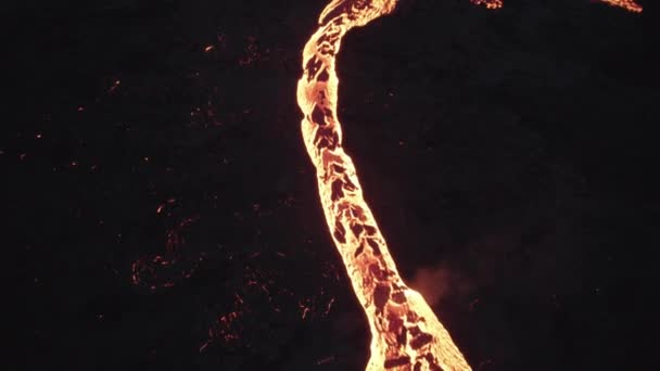 Drone over Flowing River Of Molten Lava Από την έκρηξη Ηφαίστειο — Αρχείο Βίντεο